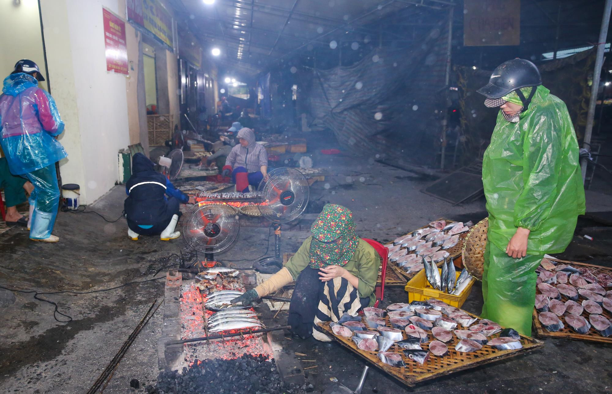 Tại chợ cá Nghi Thủy sau khi người dân mua cá sẽ đến nướng ngay tại chợ công việc này do các chị em ở khu vực quanh chợ đảm nhiệm