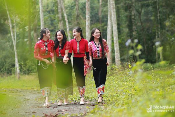 Thiếu nữ dân tộc Thái xúng xính trong tà áo truyền thống. Ảnh tư liệu: Sách Nguyễn