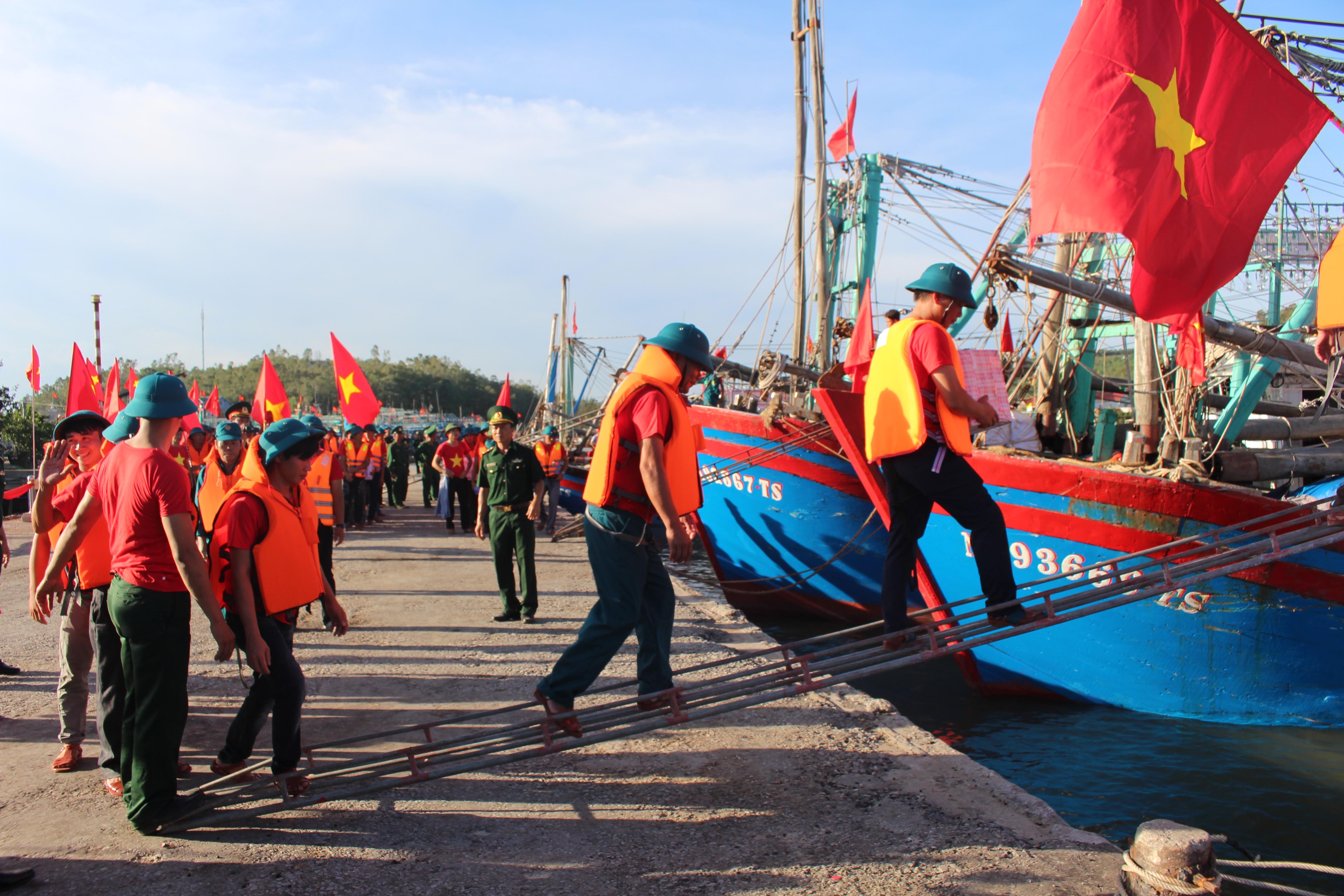 Quỳnh Lưu thực hành diễn tập huy động nhân lực tàu thuyền năm 2017. Ảnh: Thanh Toàn