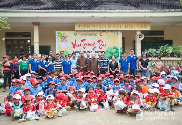 Nhiều phần quà đã được phật tử chùa Đức Hậu trao trong chương trình 