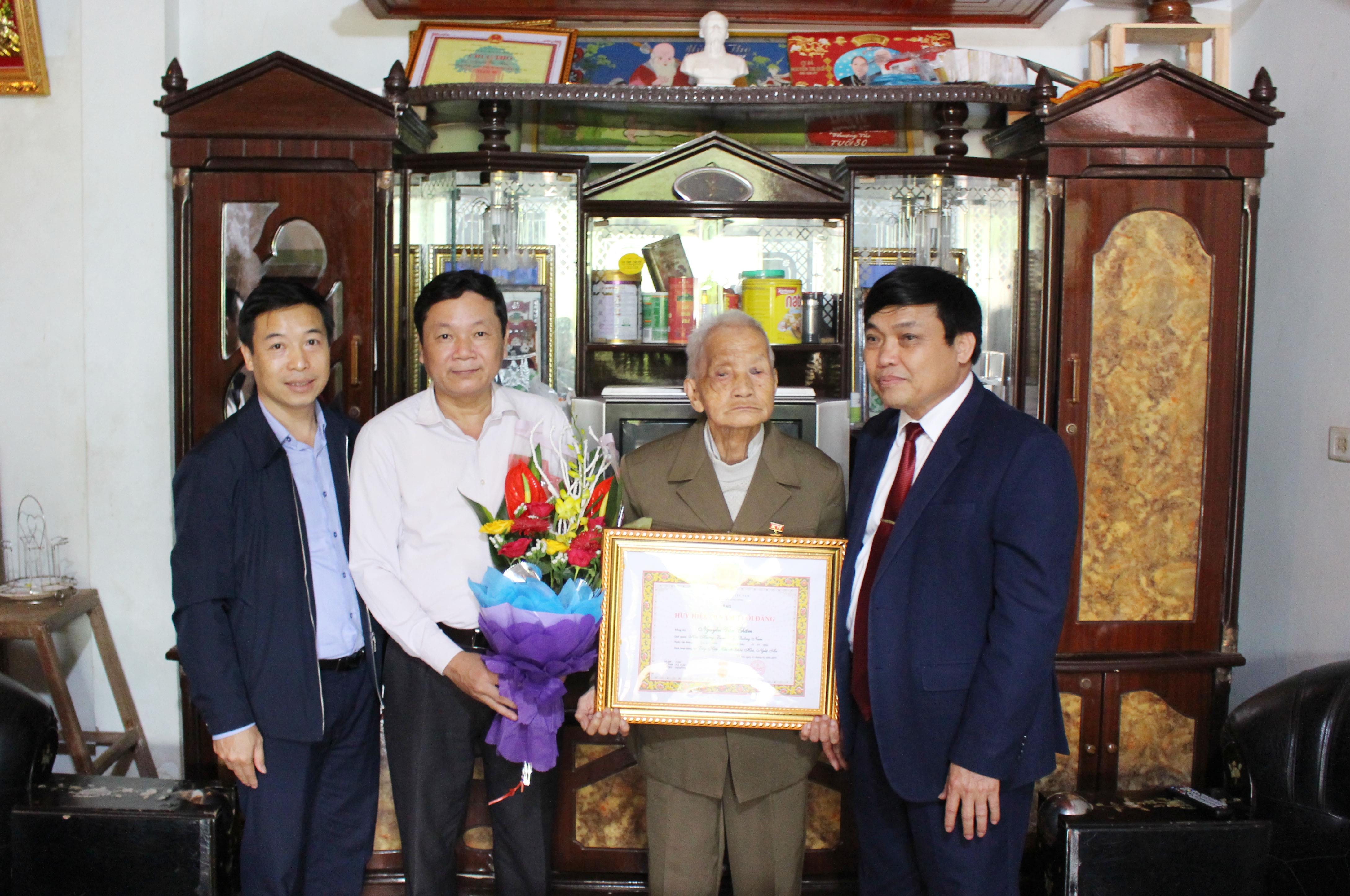 Lãnh đạo thị xã Thái Hòa trao tặng huy hiệu 70 tuổi đảng cho đảng viên Nguyễn Văn Thâm - Chi bộ xóm Hưng Nam, xã Tây Hiếu. Ảnh: Hoàng Thủy
