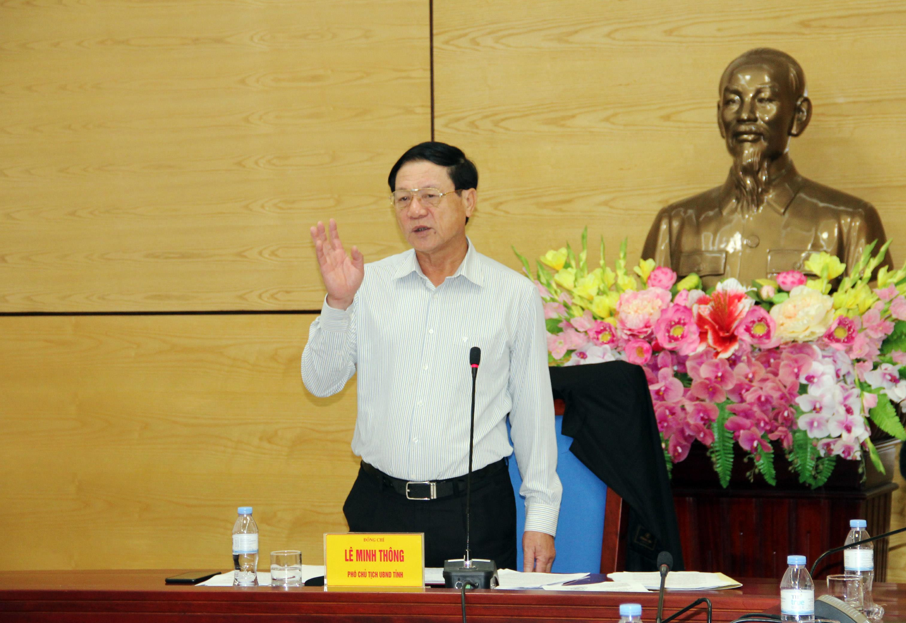 Phó chủ tịch UBND tỉnh Lê Minh Thông phát biểu thông qua các dự thảo. Ảnh: Tùng Chi 