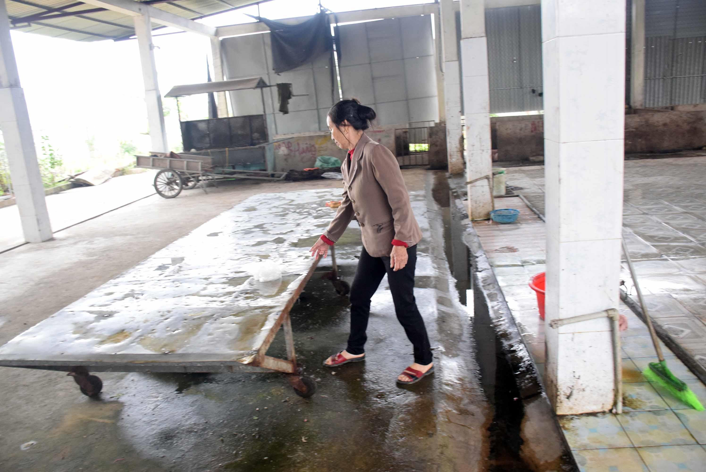 Bà Vũ Thị Lan - cán bộ thú y phụ trách chợ thị trấn Yên Thành thừa nhận, công tác vệ sinh sau khi giết mổ lợn chưa được đảm bảo. Ảnh: Xuân Hoàng