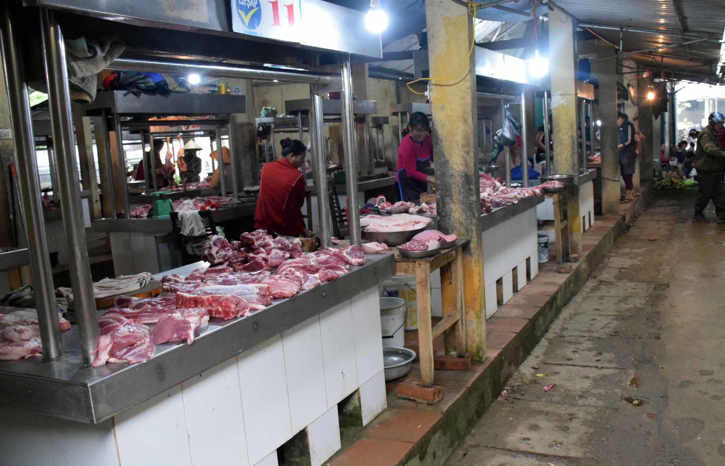 Khu vực bán thịt lợn tại chợ thị trấn Yên Thành. Ảnh: Xuân Hoàng