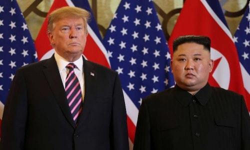 Lãnh đạo Triều Tiên Kim Jong-un, phải, gặp Tổng thống Mỹ Trump tại Hà Nội cuối tháng 2/2019. Ảnh: CNN.