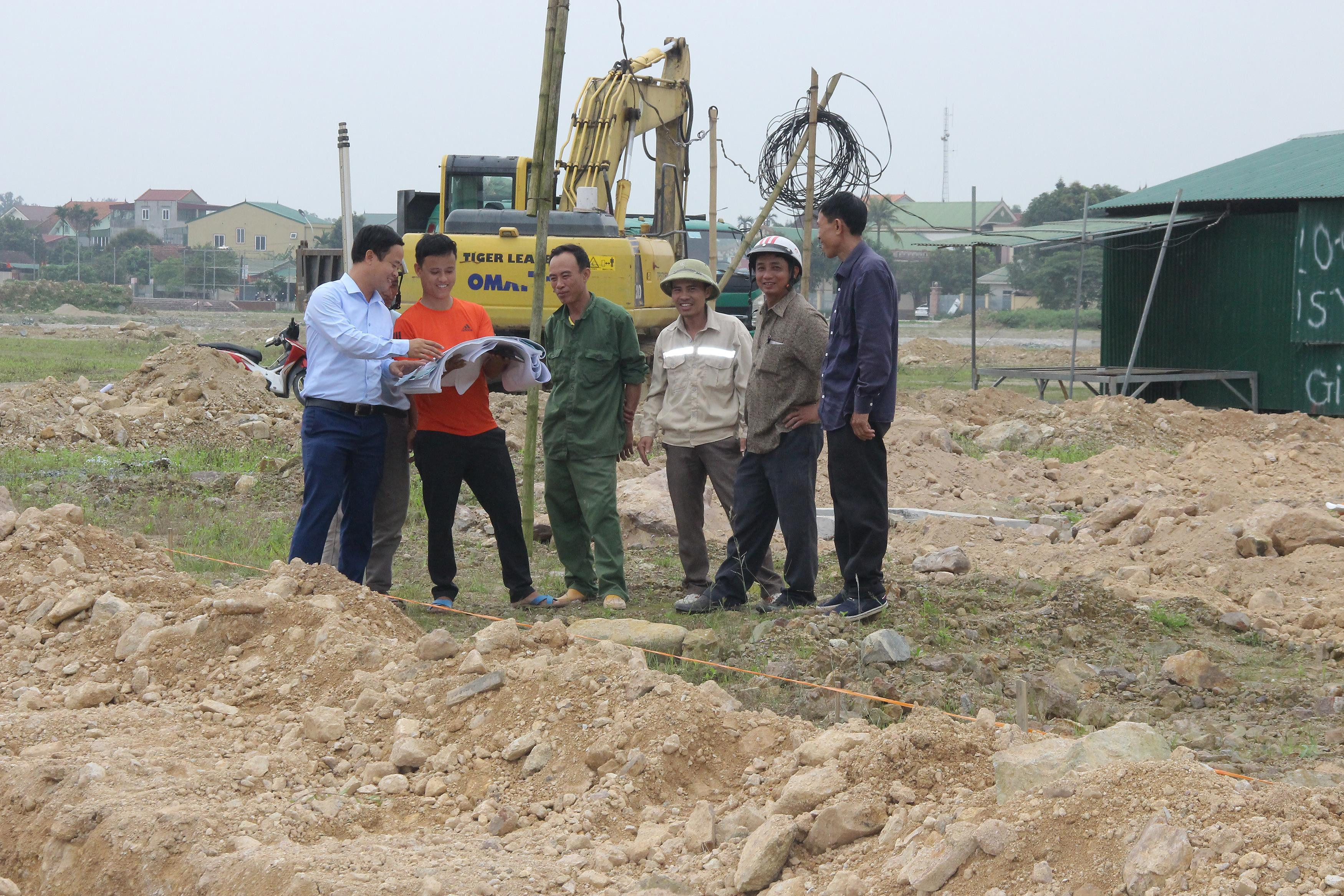 Ủy ban MTTQ huyện Hưng Nguyên tham gia phản biện vào quy hoạch một số dự án trên địa bàn. Trong ảnh: Tthi công dự án Công viên trung tâm huyện. Ảnh: Mai Hoa