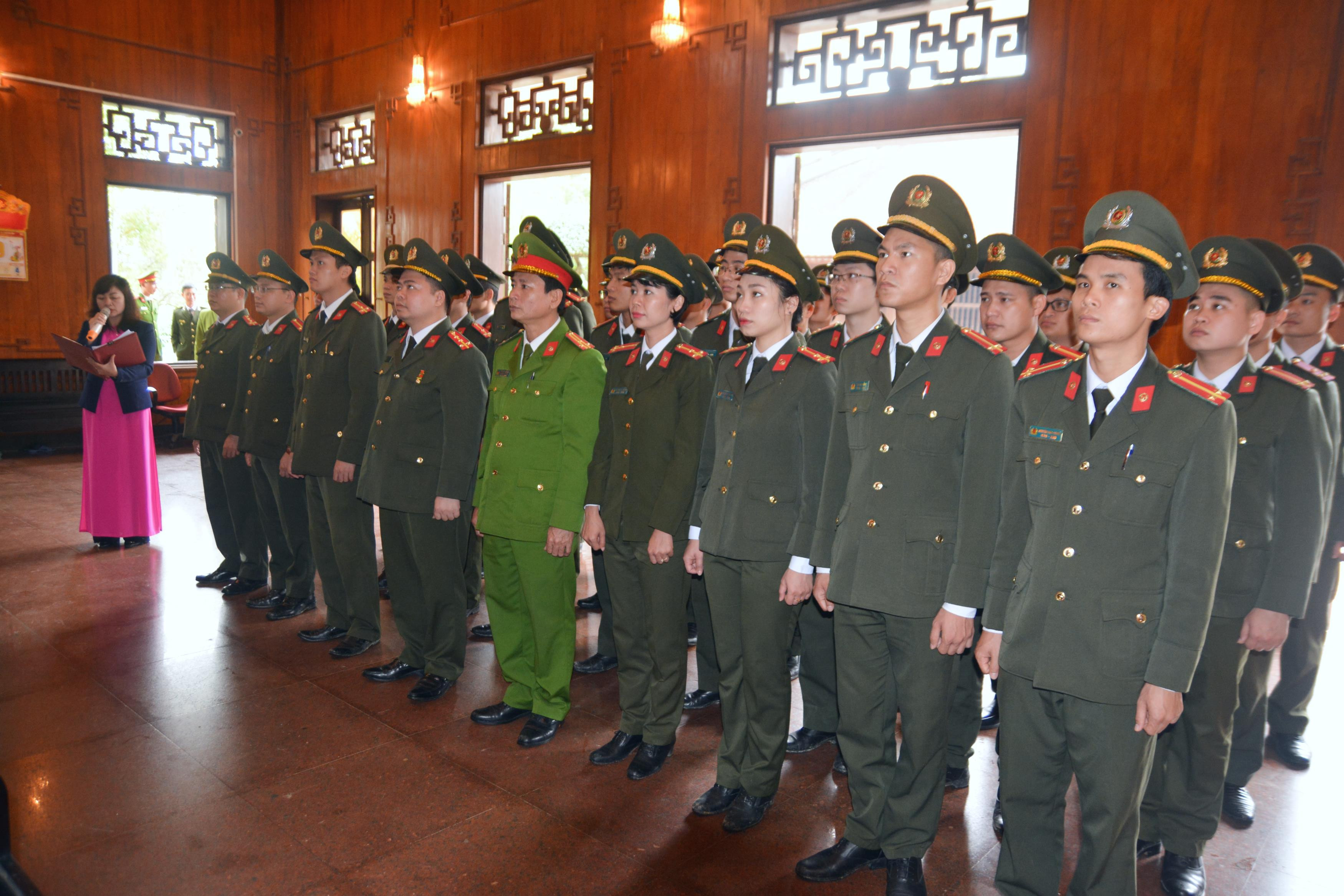 Đoàn Học viên An ninh nhân dân thành kính trước anh linh Chủ tịch Hồ Chí Minh. Ảnh: Minh Tâm 