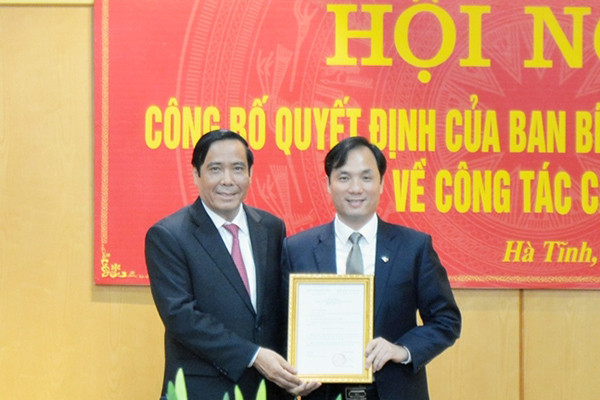 Phó Trưởng Ban Thường trực Ban Tổ chức Trung ương Nguyễn Thanh Bình trao quyết định cho ông Hoàng Trung Dũng
