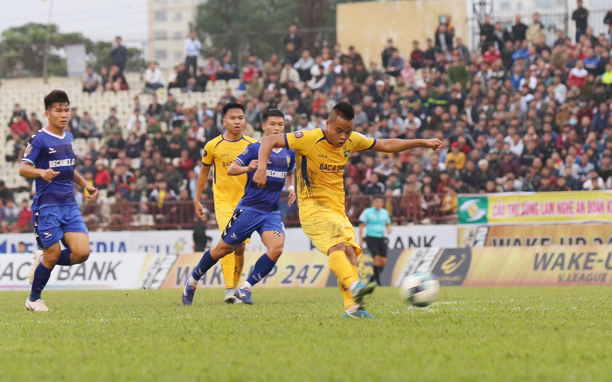pha ghi bàn thắng nâng tỷ số lên 2-0 của Cao Xuân Thắng