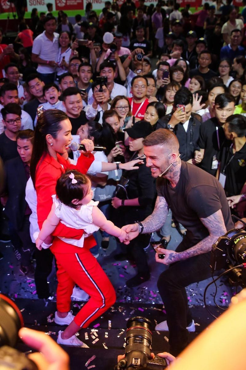 Khi nhìn thấy gương mặt bụ bẫm, đáng yêu của con gái Hà Anh, David Beckham đã tiến tới vui đùa cùng bé. (Ảnh: Quang Nguyễn)