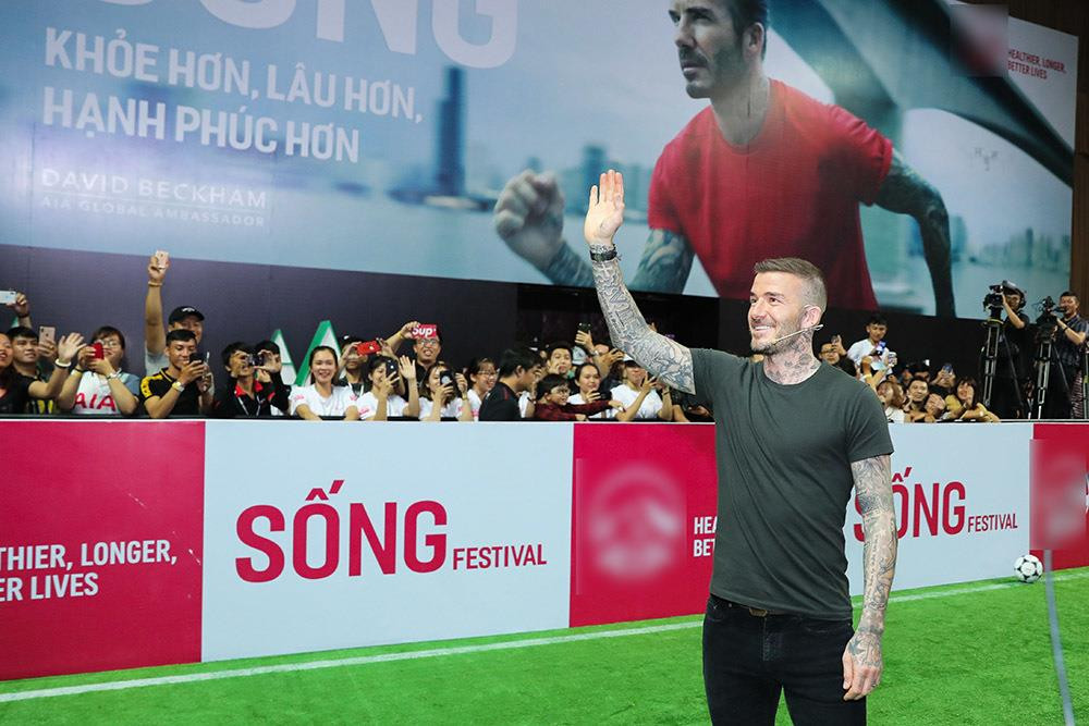 Trưa 9/3, cựu danh thủ David Beckham đã tham dự sự kiện “Sống” Festival tại sân vận động Quân khu 7 (TP.HCM). Ngôi sao bóng đá người Anh đã khuấy động hơn 3000 người hâm mộ có mặt tại sự kiện cộng đồng quy mô lớn.