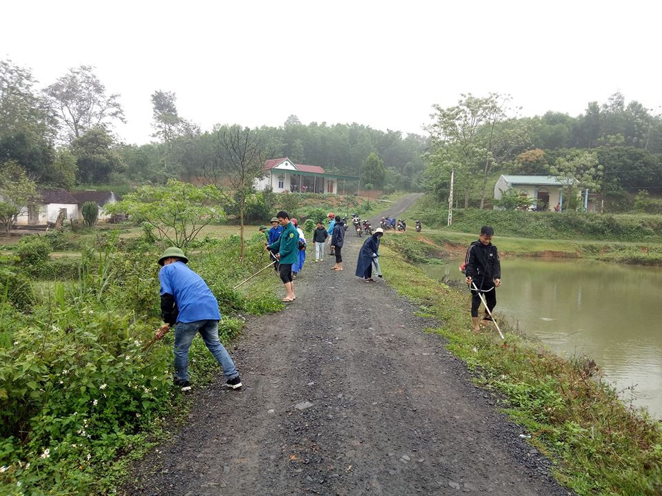 Đoàn viên thanh niên xã Tân An(Tân Kỳ) phát dọn vệ sinh hai bên đường liên xóm