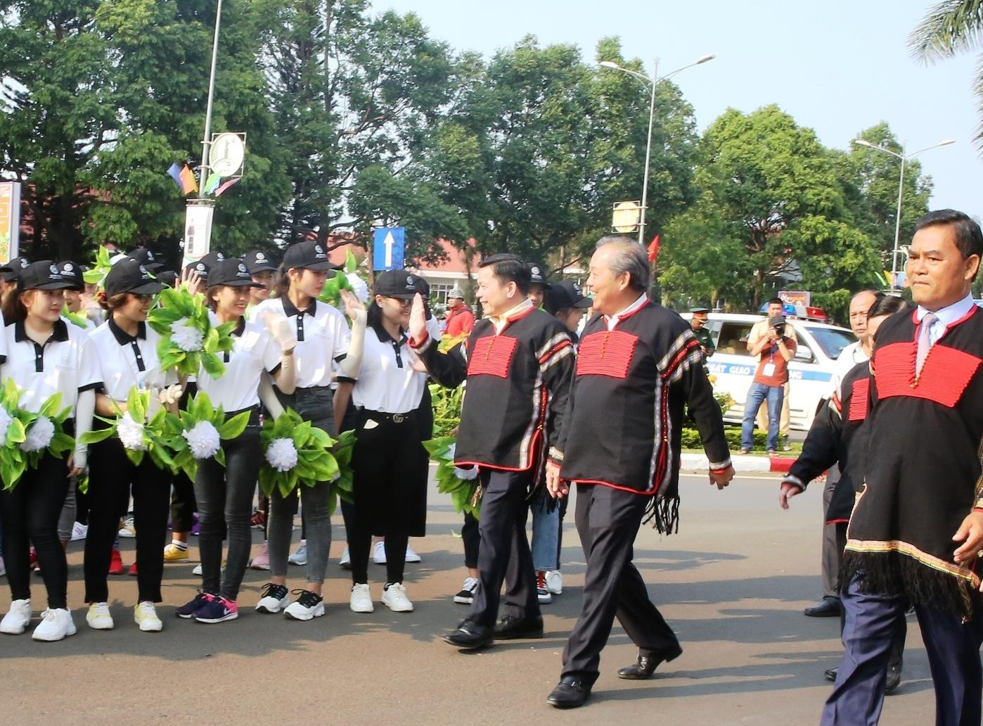 Phó Thủ tướng Thường trực Chính phủ Trương Hòa Bình hòa mình trong Lễ hội đường phố 