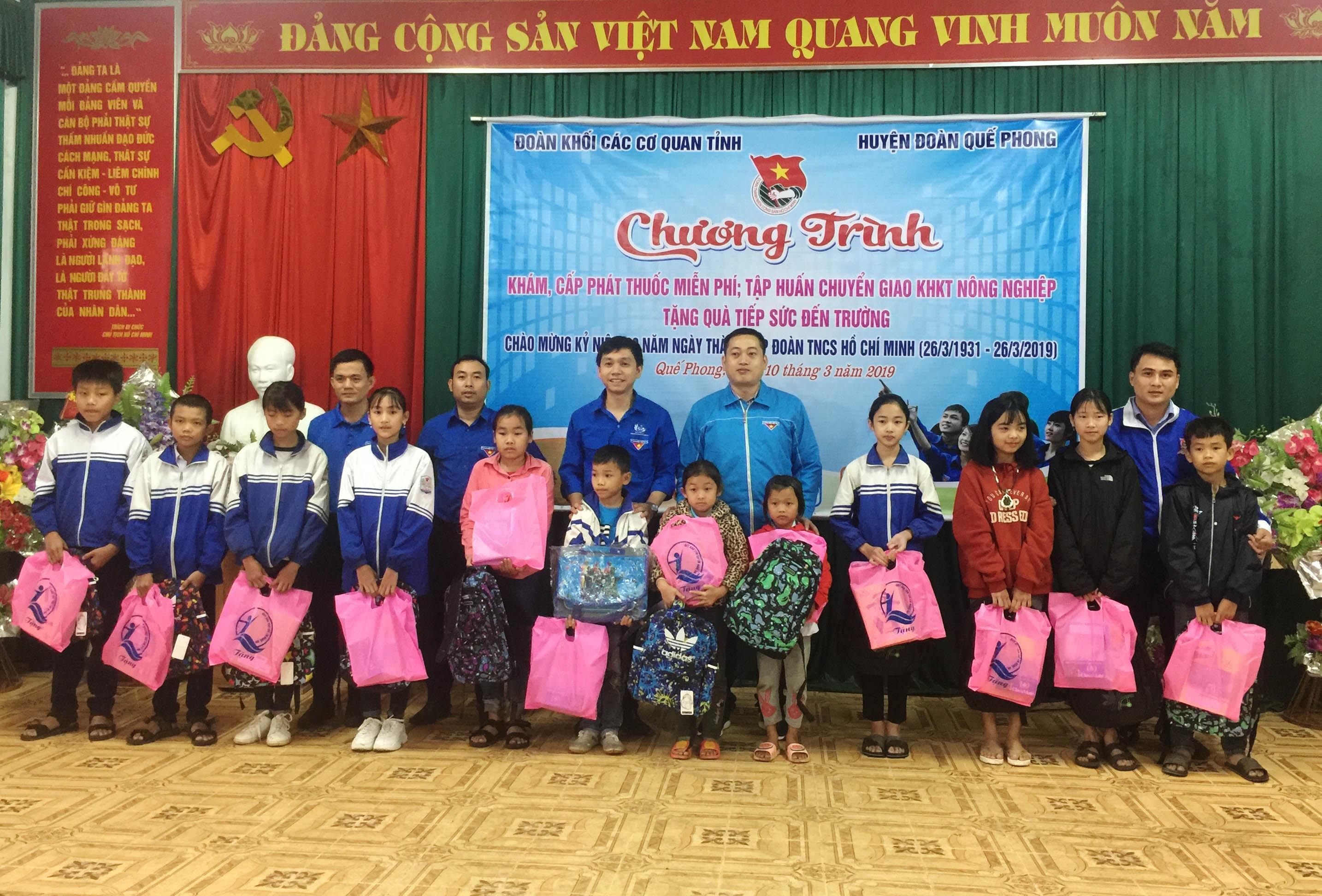 Ban Thường vụ Đoàn khối CCQ tỉnh trao tặng 15 suất quà “Tiếp sức đến trường” cho các em học sinh có hoàn cảnh khó khăn, vươn lên học giỏi 