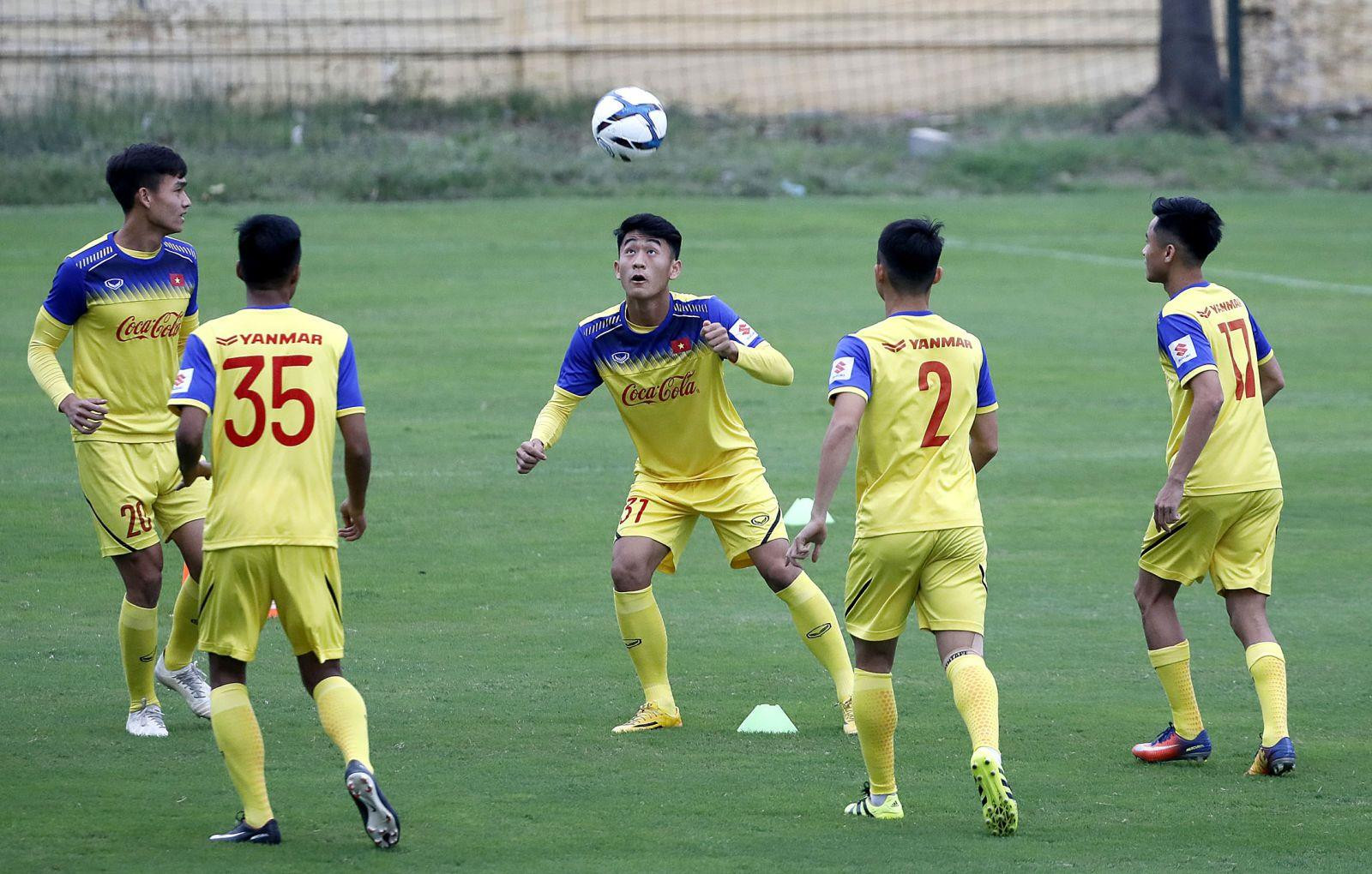 Các cầu thủ U23 Việt Nam được tập luyện chống bóng bổng. Ảnh VFF