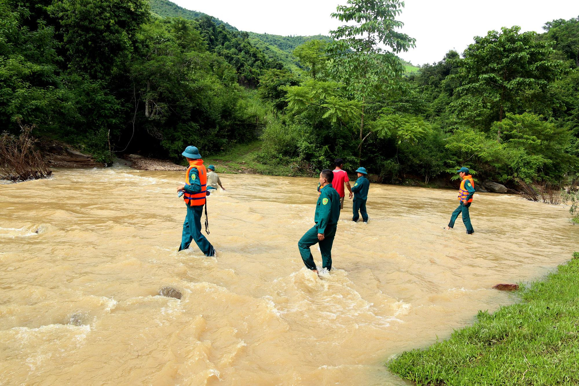 Lực lượng tìm kiếm cứu nạn xã Chiêu Lưu ra sức tìm kiếm nạn nhân.