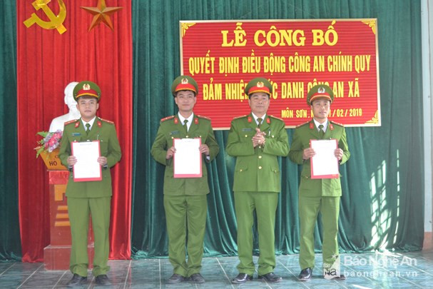 Lãnh đạo Công an huyện Con Cuông trao quyết định điều động cho các đồng chí đảm nhiệm các chức danh công an xã Môn Sơn.  Ảnh minh họa: Bá Hậu