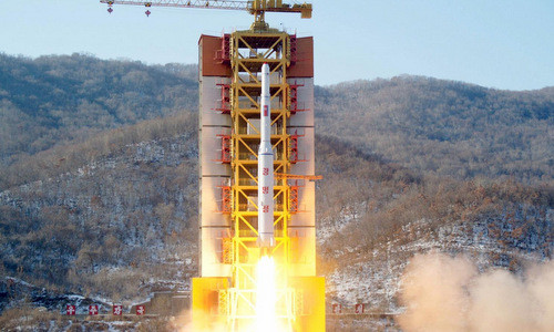 Tên lửa Unha-3 rời bệ phóng tại bãi thử Sohae hồi năm 2012. Ảnh: KCNA.