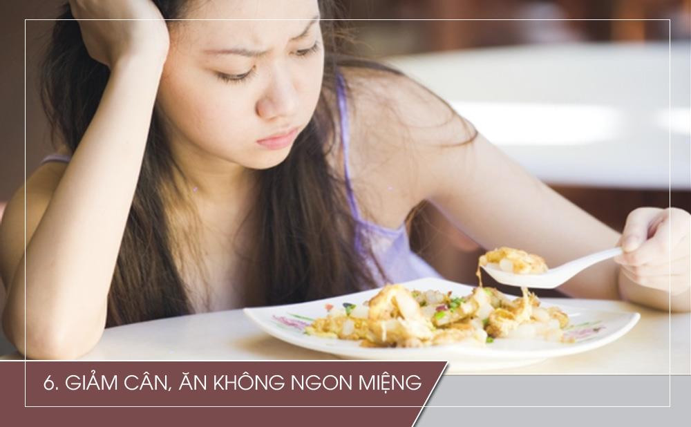 Nếu bạn cảm thấy ăn không ngon hoặc cảm thấy no sau khi ăn rất ít, đây cũng có thể là dấu hiệu của ung thư tuyến tụy… Tuyến tụy nằm ngay gần ruột non, gần phần đầu ruột non. Khi có một khối u xuất hiện, có thể khiến cho thức ăn không được tiêu hóa hoàn toàn, bị đẩy lại hoặc không đi vào ruột non như trước.