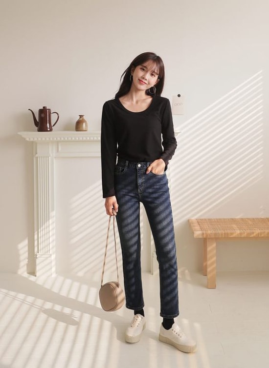 Khi nói đến các món đồ thời trang tiện dụng, nhiều người nghĩ ngay đến quần jeans và áo thun. Hai mẫu trang phục luôn mang lại sự trẻ trung cho người mặc.