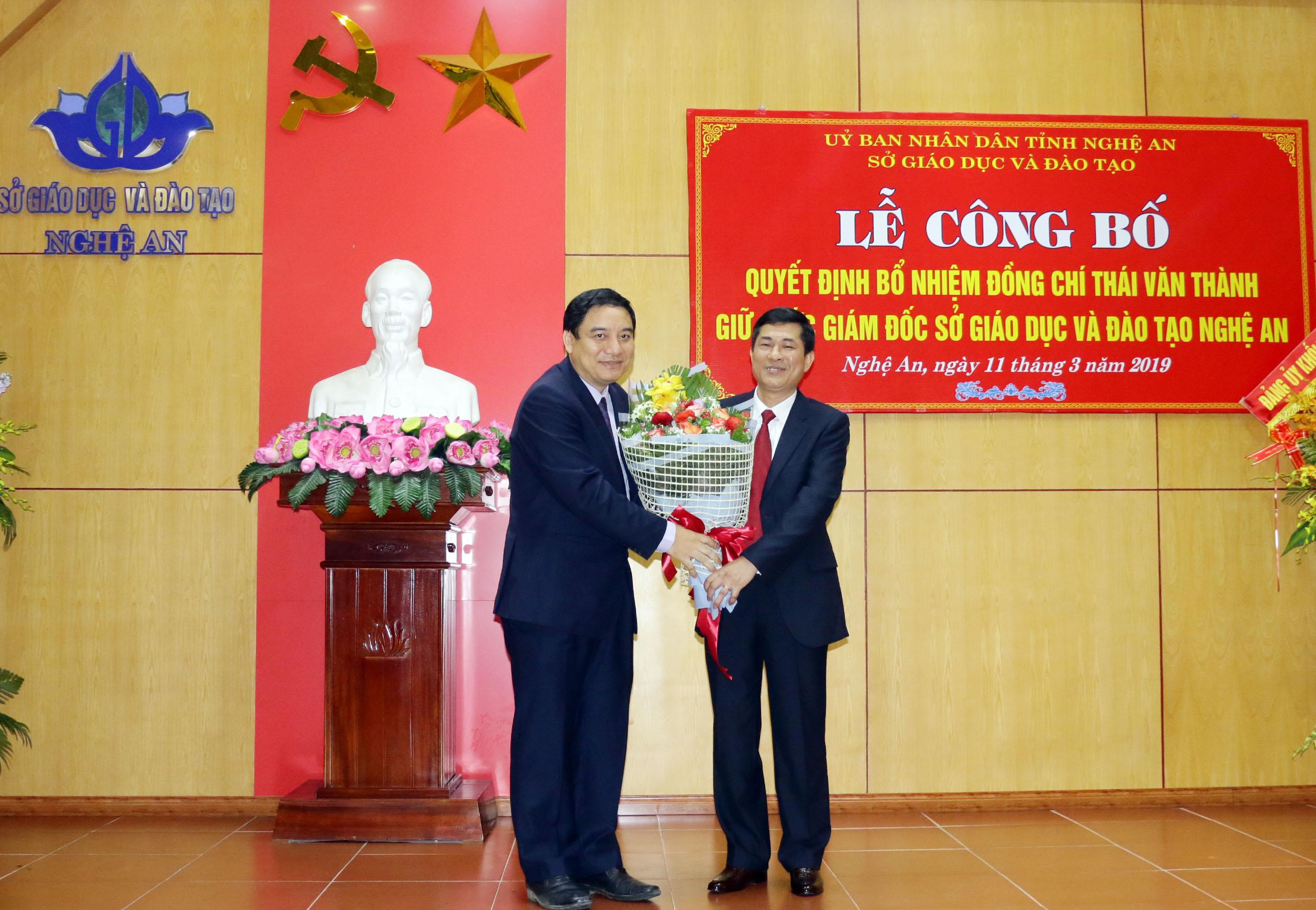 Đồng chí Bí thư Tỉnh ủy Nguyễn Đắc Vinh tặng hoa chúc mừng tân Giám đốc Sở Giáo dục và Đào tạo. Ảnh: Mỹ Hà