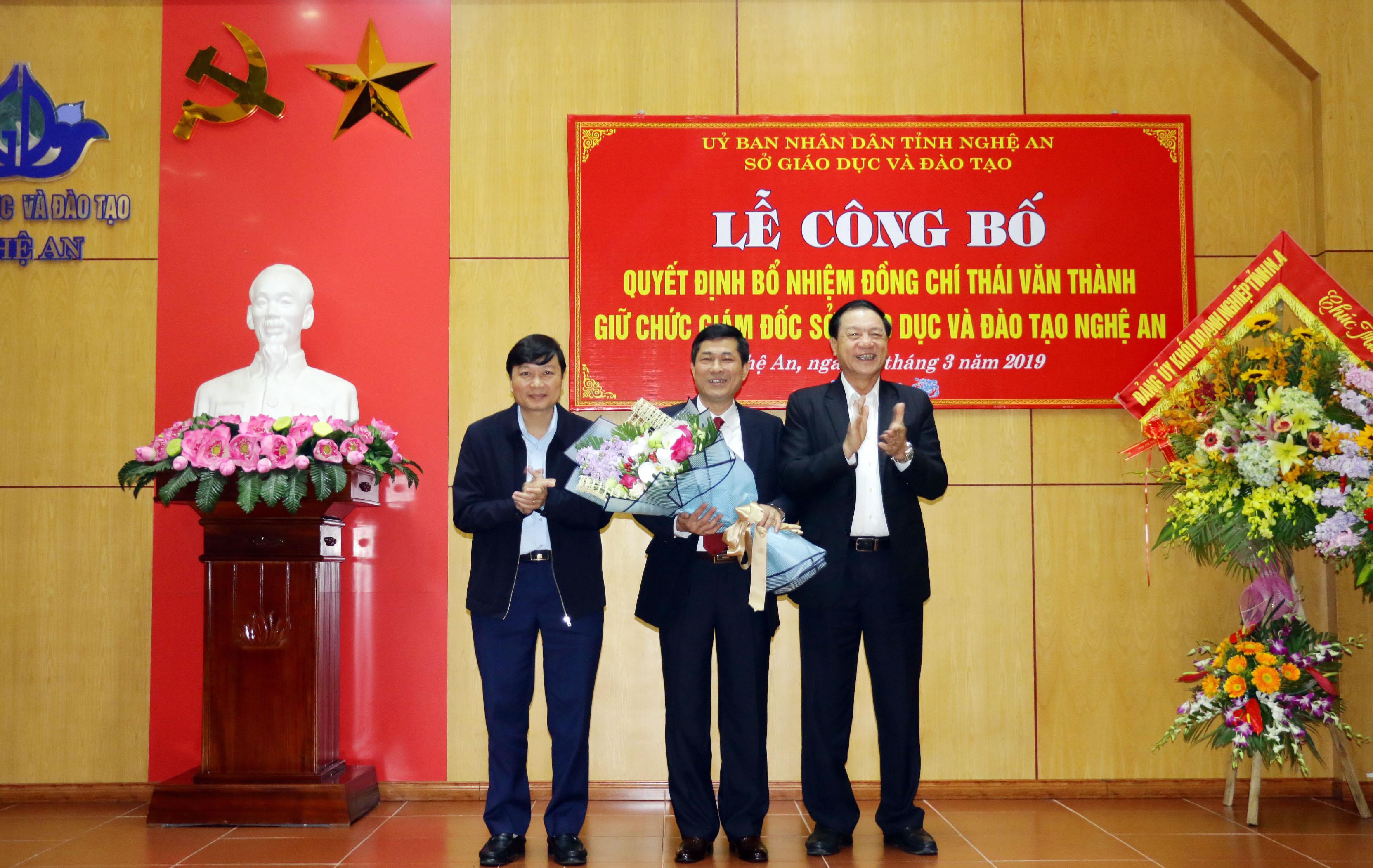 Đồng chí PCT UBND tỉnh Lê Minh Thông và Lê Hồng Vinh tặng hoa chúc mừng. Ảnh: Mỹ Hà