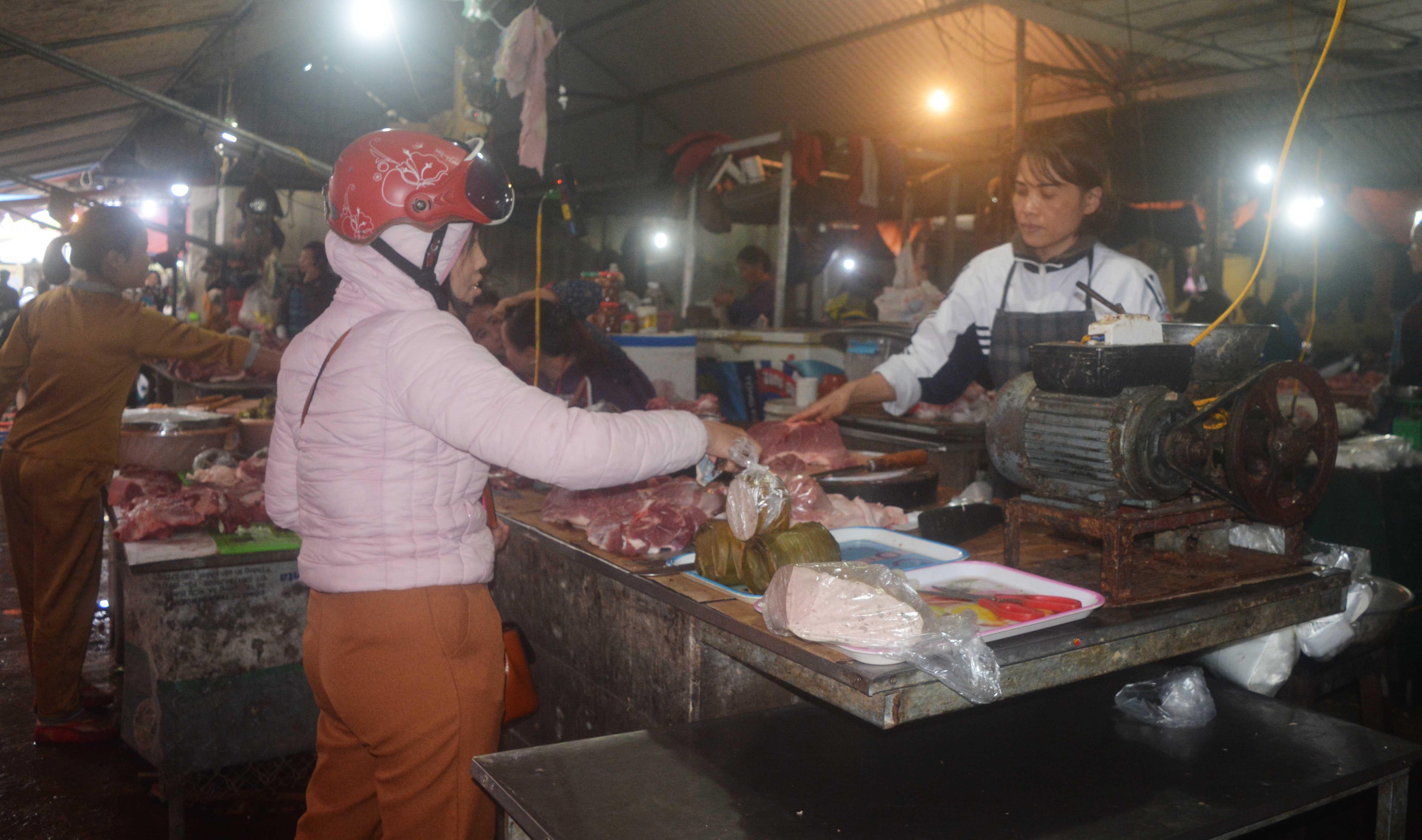 Không tẩy chay thịt lợn, người tiêu dùng cẩn thận hơn khi tìm mua thịt có nguồn gốc, có kiểm dịch. Ảnh: Thanh Phúc