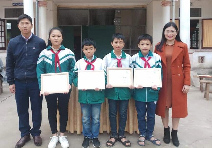 Tặng quà cho học sinh nghèo ở Thái Hòa