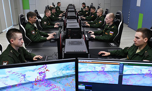 Quân nhân Nga sử dụng máy tính tại đơn vị. Ảnh: RIA Novosti.