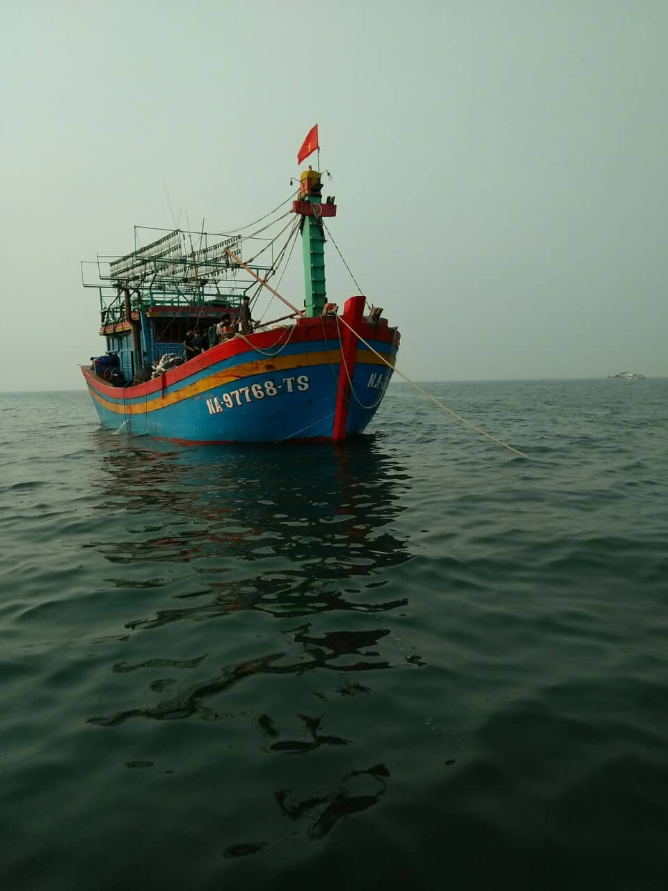 Tàu cá bị nạn neo tại khu vực cảng Lạch Quèn. Ảnh: Sỹ Cần