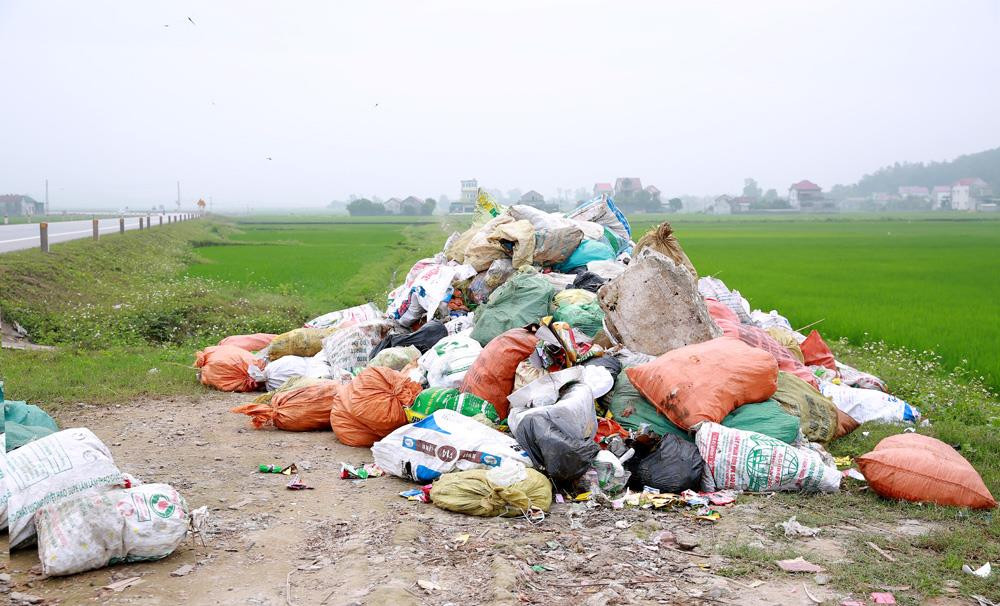 Bãi rác chất đống nhiều ngày trên đường N5 đoạn qua xã Nghi Mỹ (Nghi Lộc) (ảnh chụp 1/3/2019). Ảnh Lâm Tùng