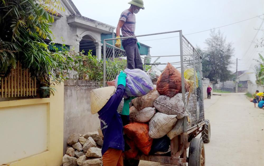 Thu gom rác thải nông thôn tại xóm 4, xã Diễn Nguyên (Diễn Châu). Ảnh: Quang An