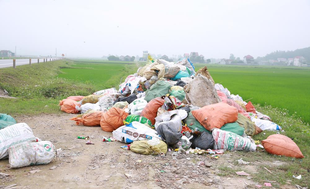 Bãi rác chất đống nhiều ngày trên đường N5 đoạn qua xã Nghi Mỹ (Nghi Lộc) (ảnh chụp ngày 1/3/2019). Ảnh Lâm Tùng