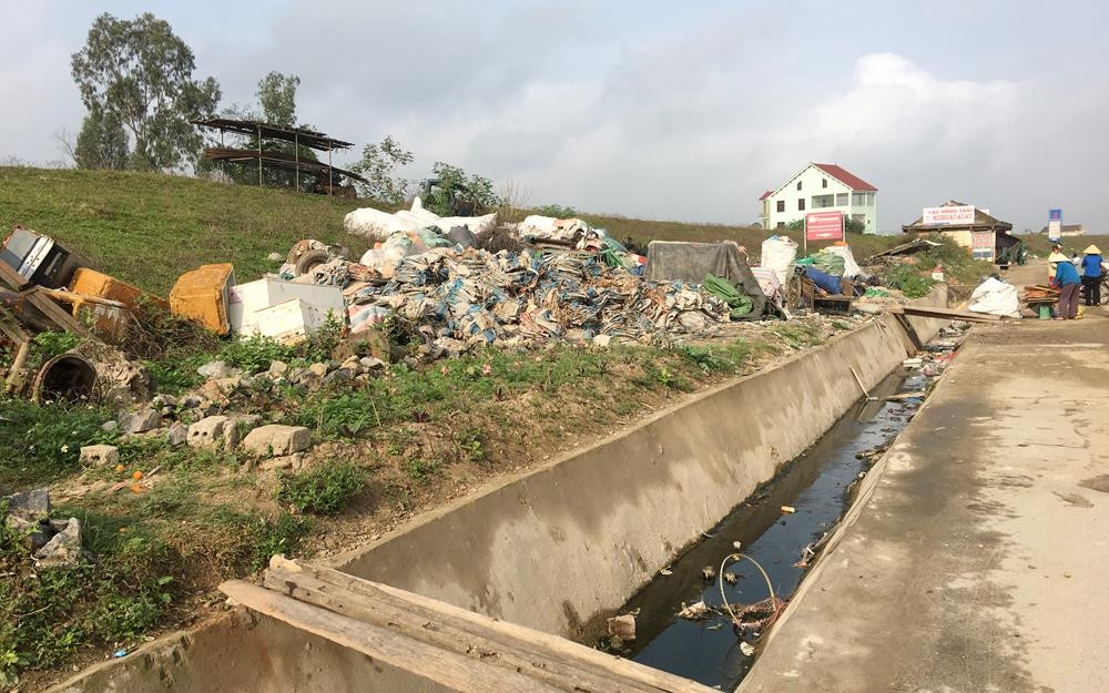 Rác thải trên tuyến đường từ thị trấn Đô Lương đến xã Đông Sơn (ảnh chụp ngày 1/3/2019) Ảnh: Nguyễn Long