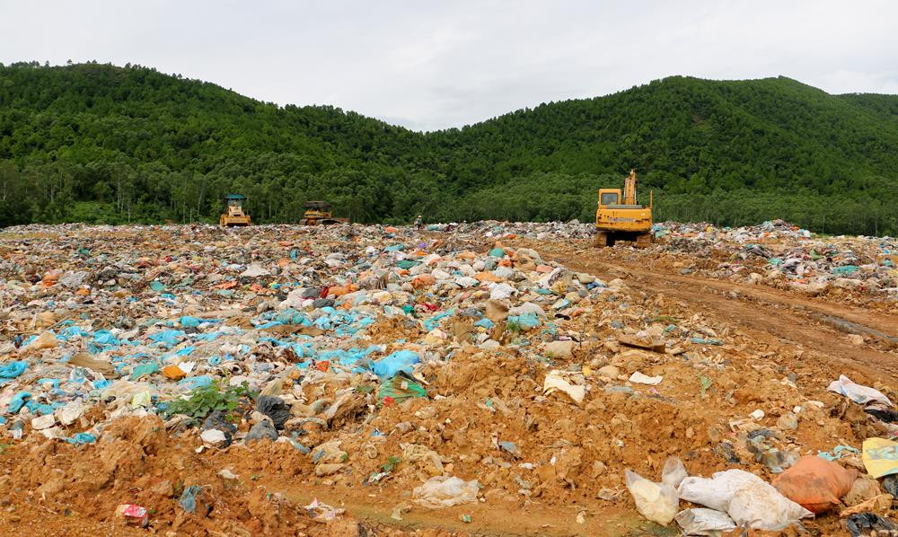 Xử lý rác tại khu chôn lấp rác thải mới bãi rác Nghi Yên. Ảnh Lâm Tùng