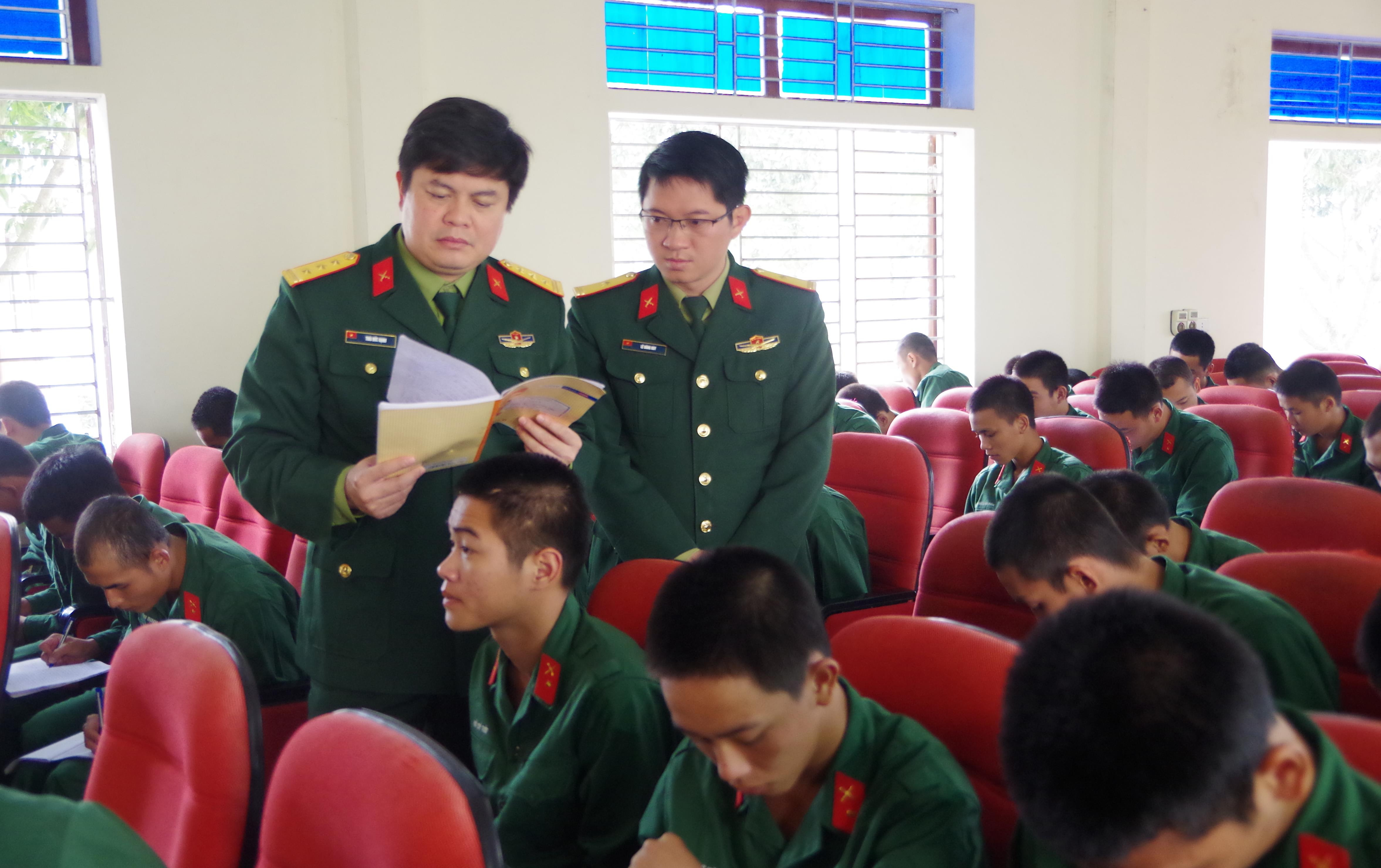 Đồng chí Thượng tá Thái Đức Hạnh – Chính ủy Bộ CHQS tỉnh kiểm tra sổ học tập chính trị của chiến sỹ mới tại Trung đoàn 764. Ảnh: Hoàng Anh