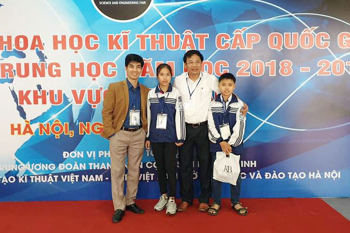 Thầy và trò học sinh Trường THCS Trà Lân (Con Cuông) tại cuộc thi. Ảnh: NVCC