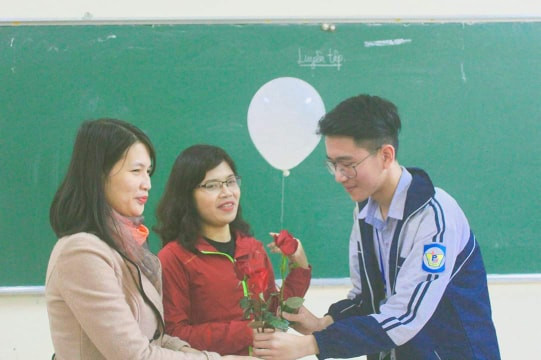 Nguyễn Thiện Khiêm chúc mừng cho cô giáo nhân ngày Quốc tế phụ nữ. Ảnh: FBNV