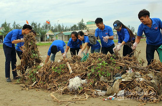 Đoàn viên, thanh niên huyện Diễn Châu thu gom rác thải trên bãi biển. Ảnh tư liệu