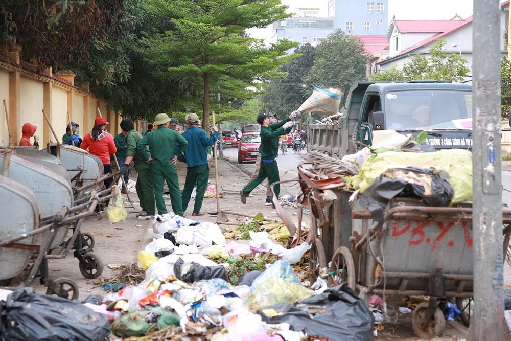 Công nhân Công ty CP Môi trường và công trình đô thị Nghệ An thu gom rác thải. Ảnh Lâm Tùng