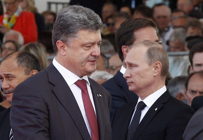 Tổng thống Ukraine Petro Poroshenko (phải) và Tổng thống Nga  Vladimir Putin. Ảnh Unian 