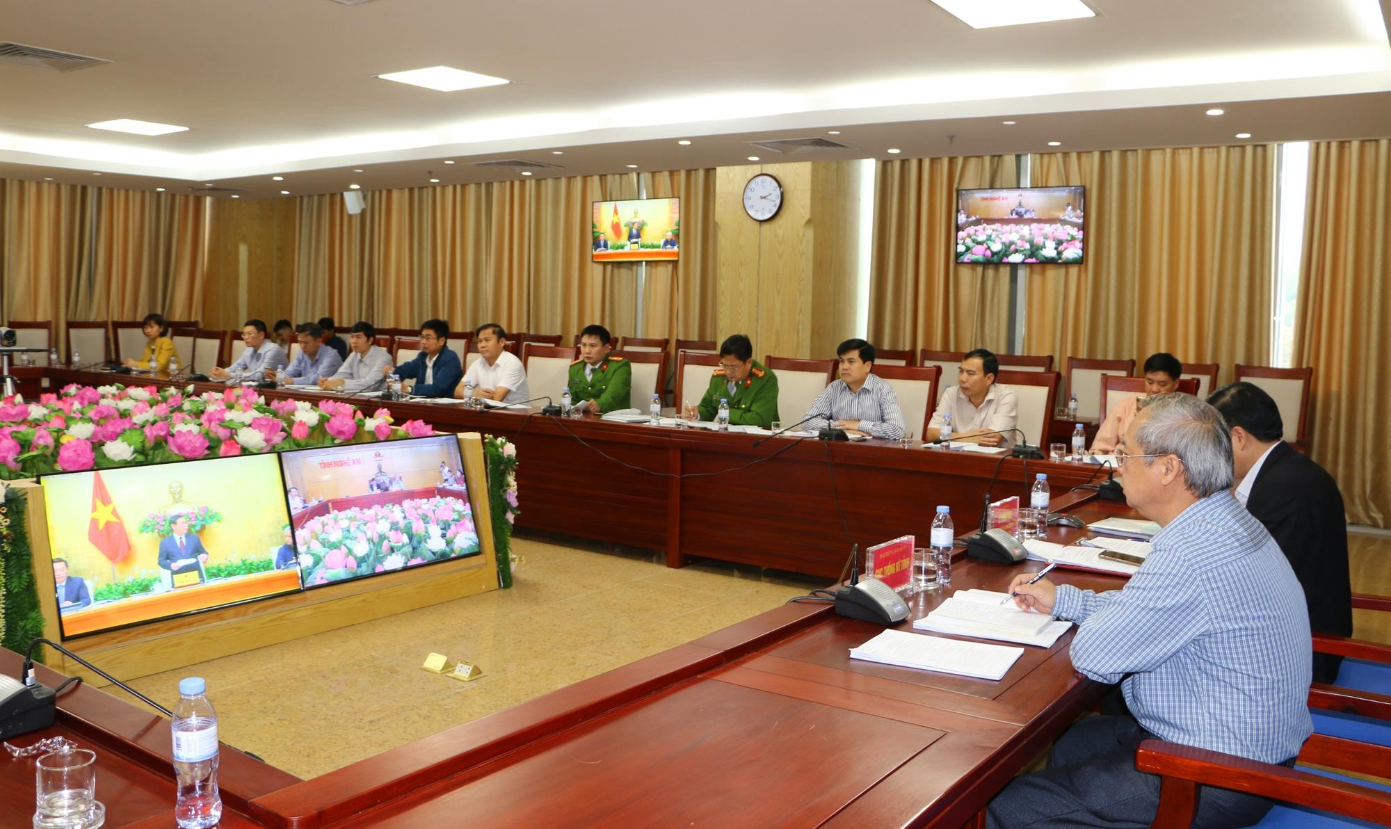 Các đại biểu từ điểm cầu Nghệ An theo dõi ý kiến phát biểu chỉ đạo của đồng chí Vương Đình Huệ- Phó Thủ tướng, Trưởng Ban chỉ đạo TW về Tổng điều tra dân số và nhà ở từ điểm cầu Hà Nội. Ảnh: Nguyễn Hải