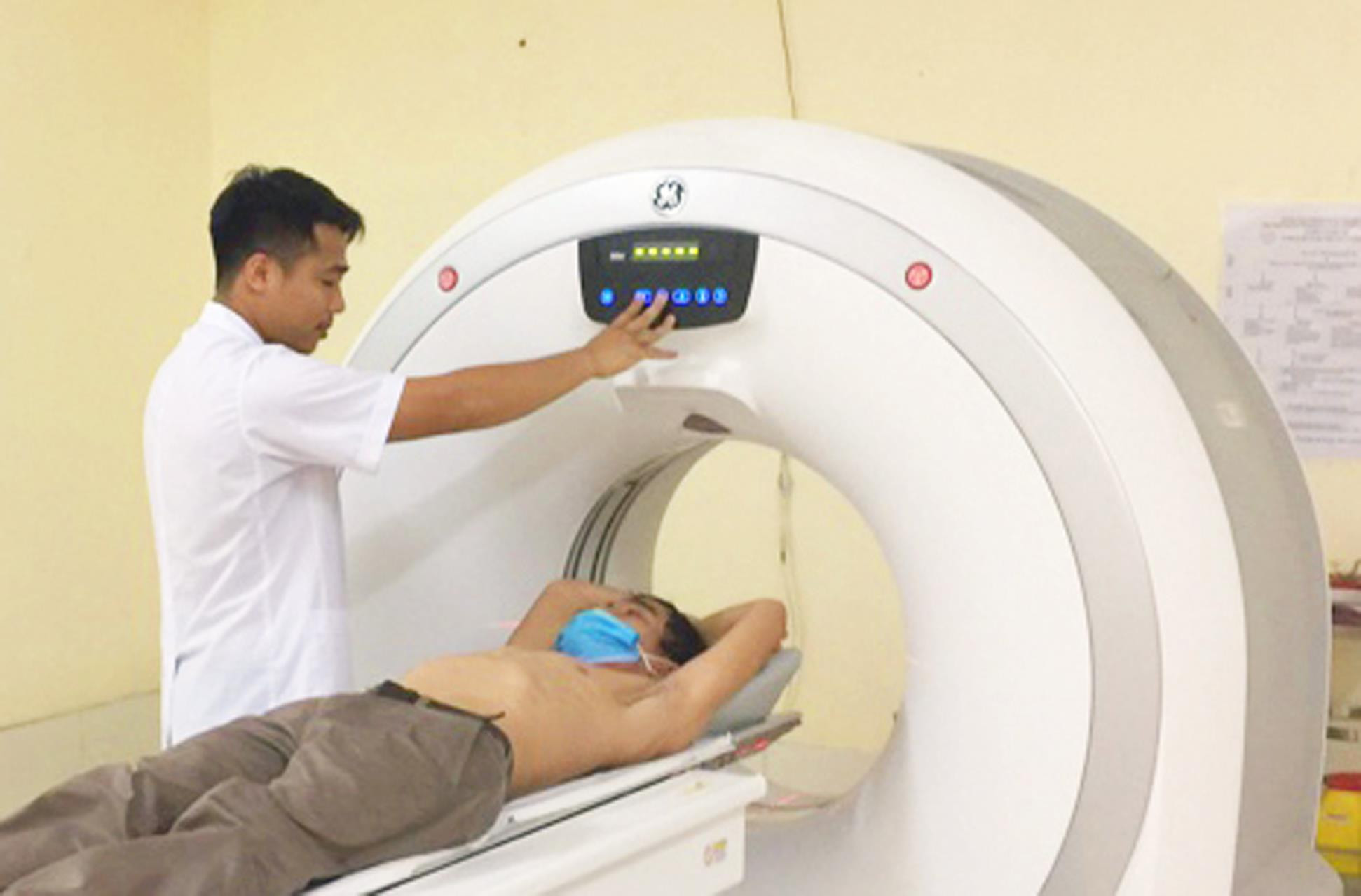 Thực hiện kỹ thuật CT Scanner cho bệnh nhân. Ảnh: P.V