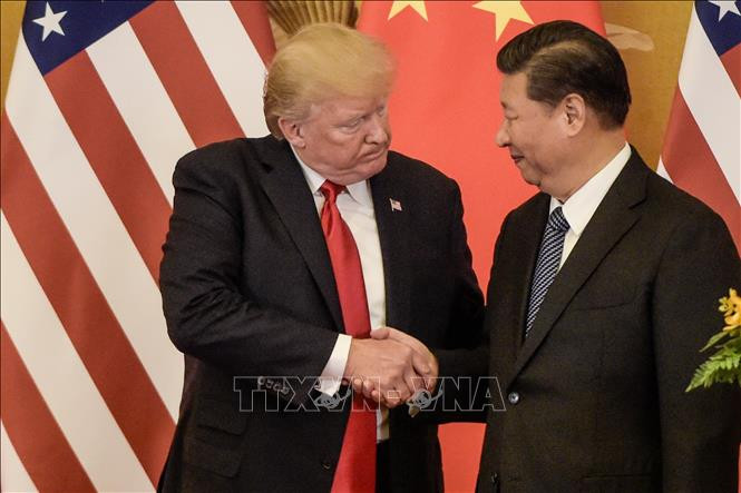 Chủ tịch Trung Quốc Tập Cận Bình (phải) và Tổng thống Mỹ Donald Trump trong cuộc gặp tại Bắc Kinh, Trung Quốc, ngày 9/11/2017. Ảnh: AFP/ TTXVN