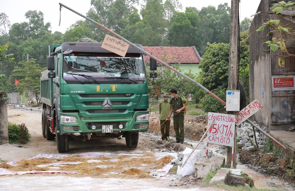 Phun thuốc phòng dịch lợn châu Phi các phương tiện vào ra vùng dịch tại xã Quỳnh Mỹ (Quỳnh Lưu). Ảnh: Lâm Tùng