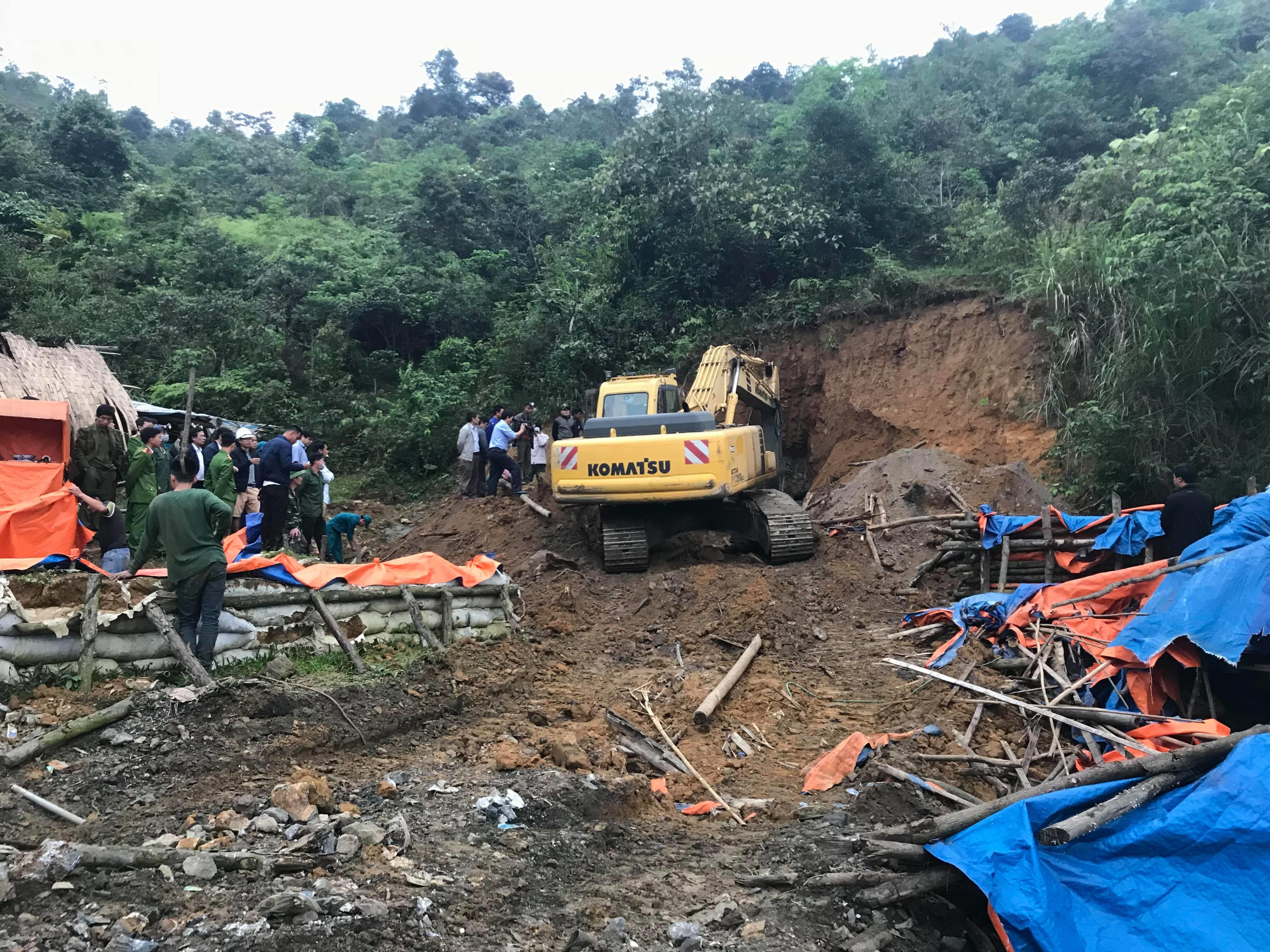 Các lực lượng chức năng huyện Quỳ Hợp thực hiện khai mở lối vào khu vực xẩy ra sự cố để tìm thi thể người bị nạn. Ảnh: Huy Nhâm