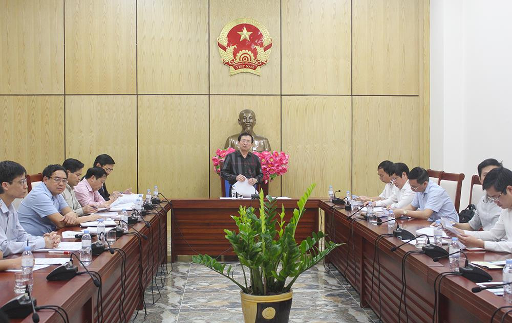 Đồng chí Phó Chủ tịch UBND tỉnh Đinh Viết Hồng chủ trì cuộc họp. Ảnh: Phú Hương