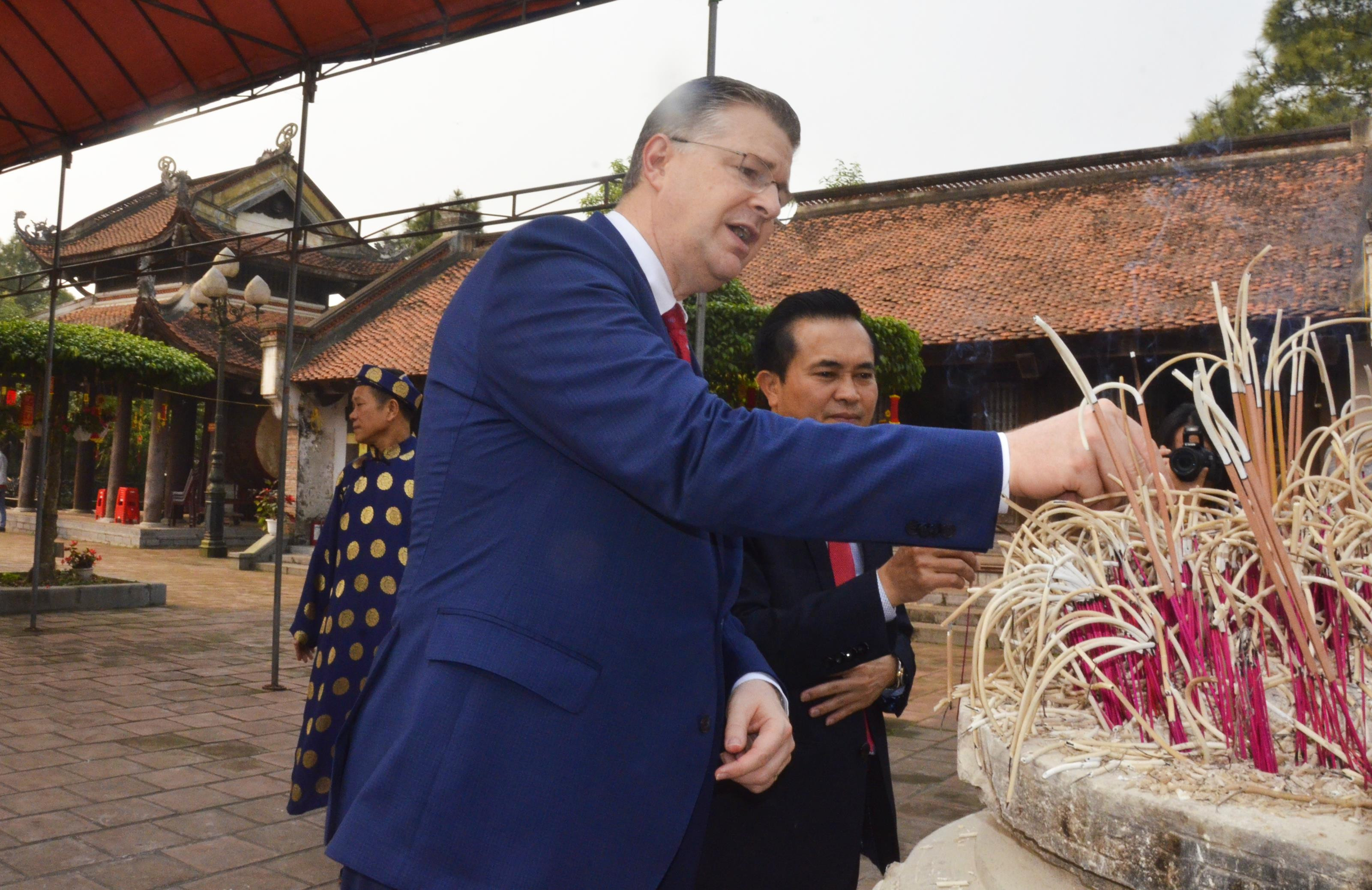 Đại sứ Hoa Kỳ dâng hương tại Đền thờ Vua Quang Trung. Ảnh: Thanh Lê 