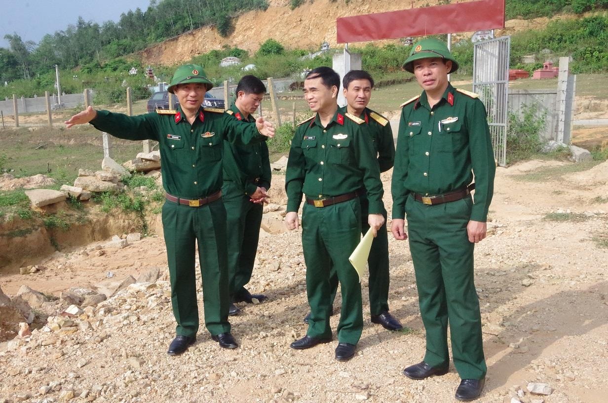 Đại tá Trần Văn Hùng, Ủy viên Ban thường vụ Tỉnh ủy, Chỉ huy trưởng Bộ CQHS tỉnh kiểm tra công tác sử dụng đất quốc phòng tại huyện Quỳ Châu. ẢNh: CTV