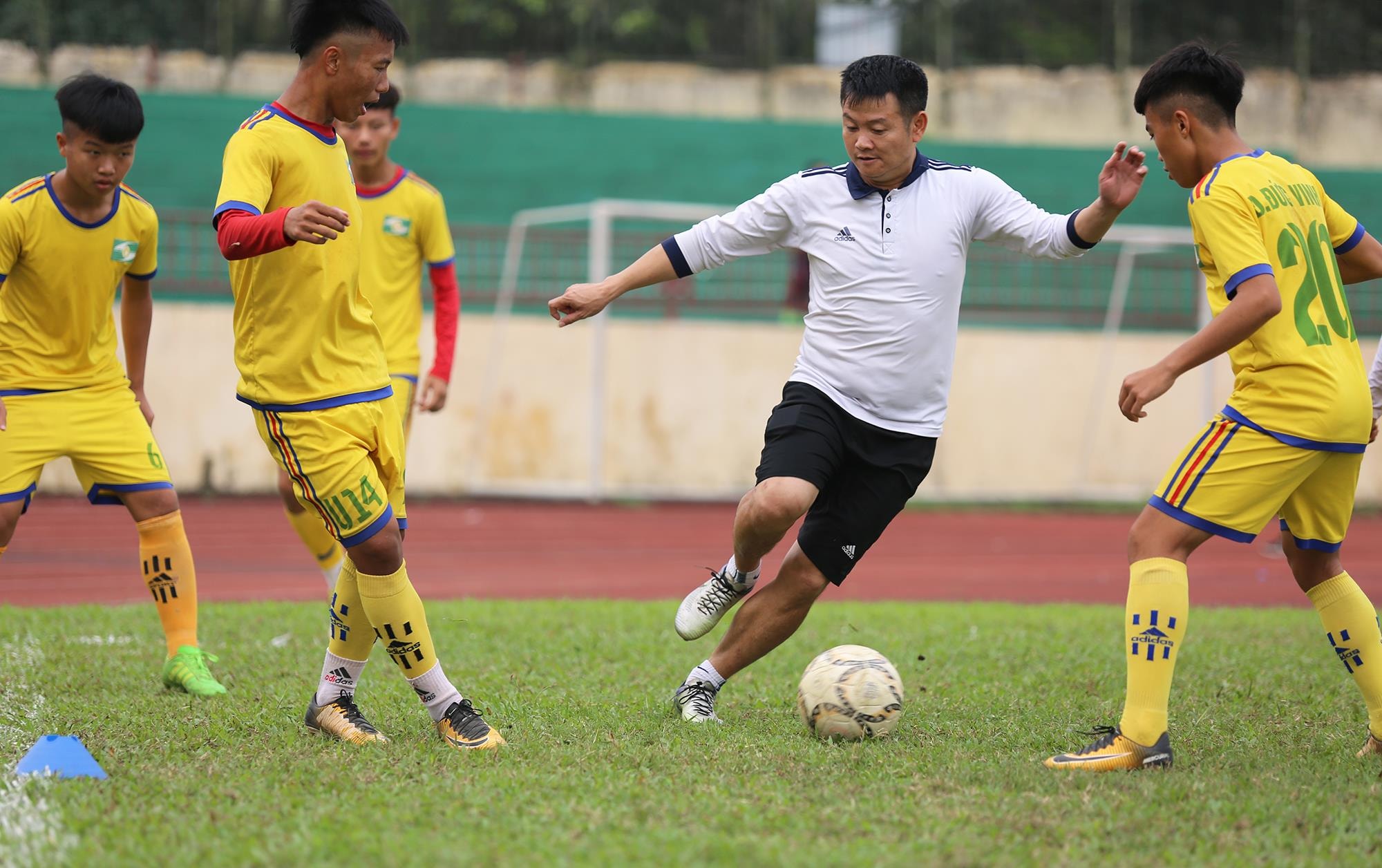 Mặc dù vậy trong trò chơi với học trò, nhiều lần anh vẫn tốn khá nhiều sức lực vì các cầu thủ U15 SLNA. Ảnh: